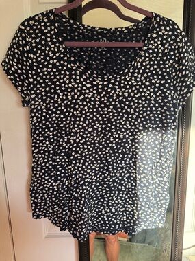 GAP Black Short-Sleeve Scoop Neck Top with White Ditsy Floral